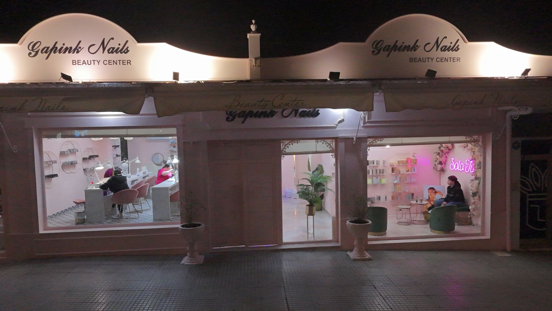 Fachada de Gapink Nails Beauty Center de noche
