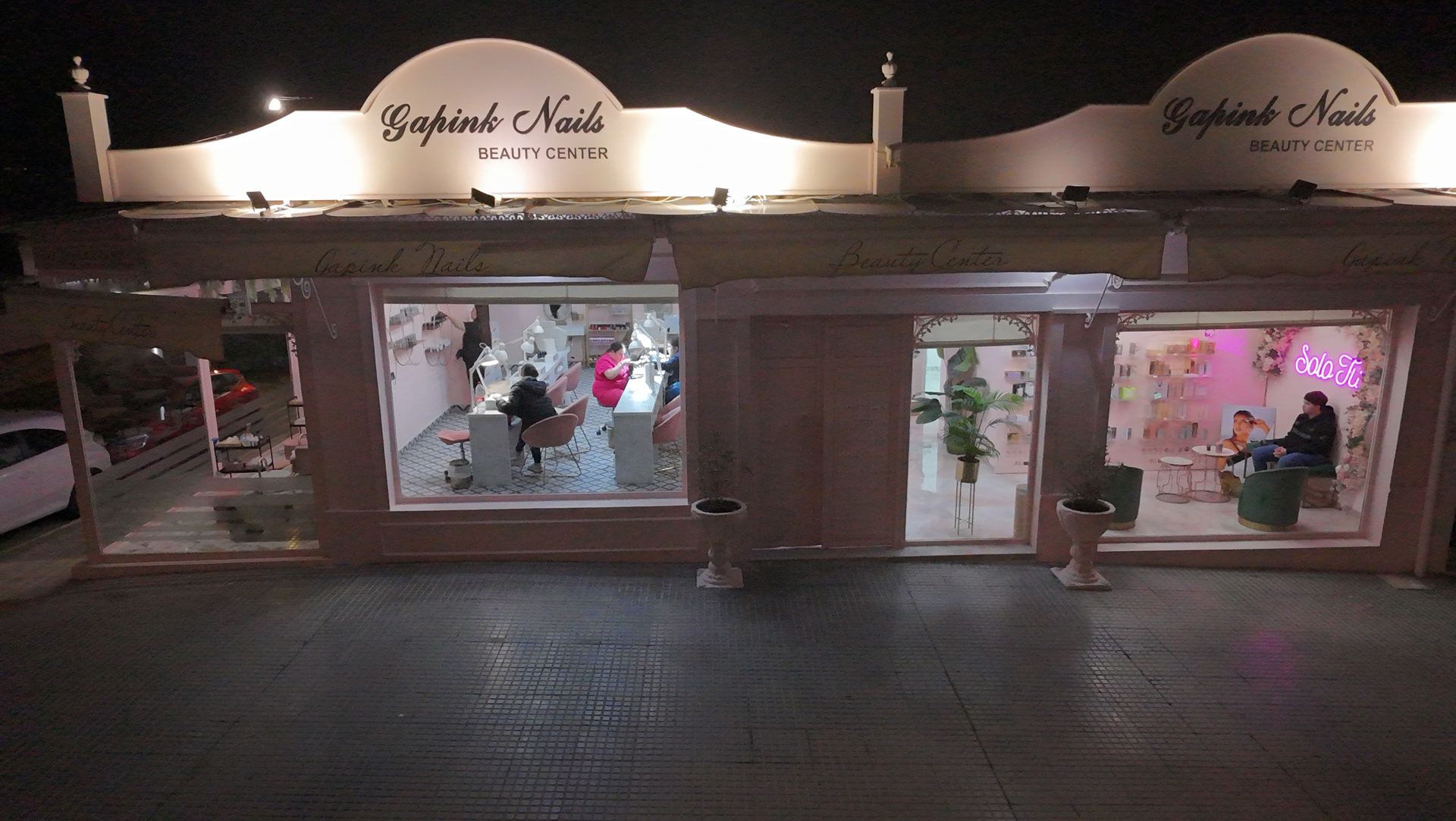 Interior del salón visto desde la calle