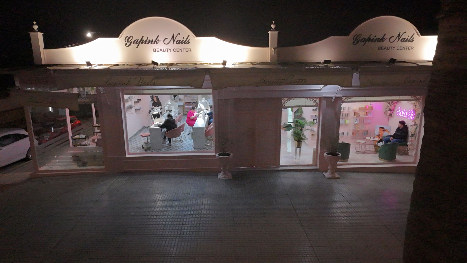 Zona de trabajo de manicura junto al escaparate