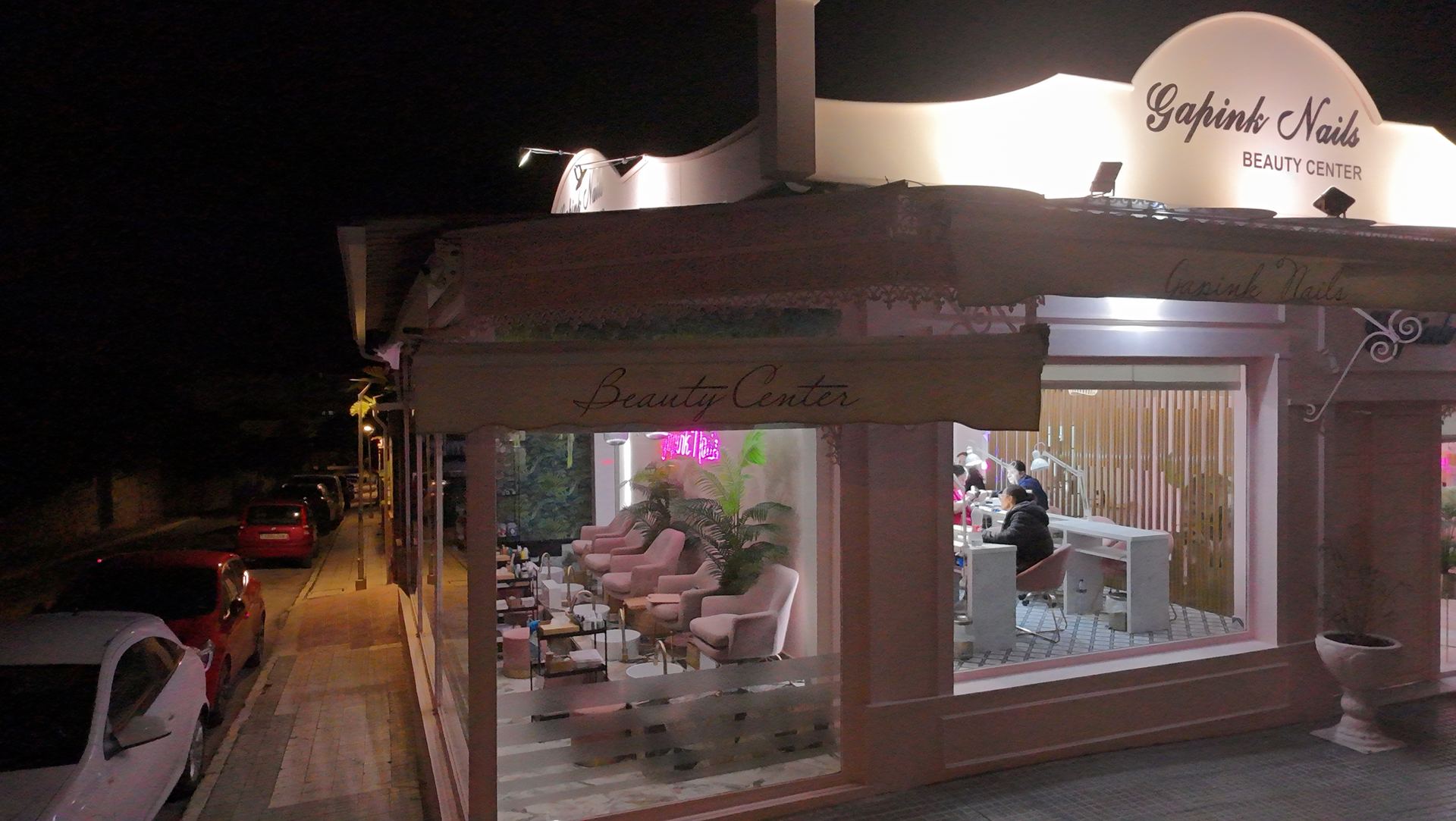 Ambiente acogedor del salón de noche