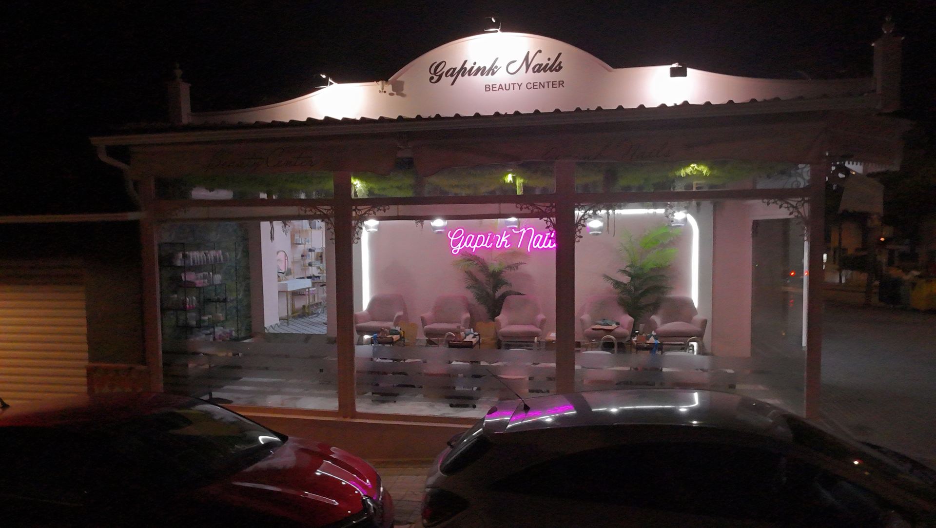 Zona de descanso con sillones junto al escaparate